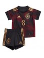 Tyskland Leon Goretzka #8 Replika Borta Kläder Barn VM 2022 Kortärmad (+ byxor)